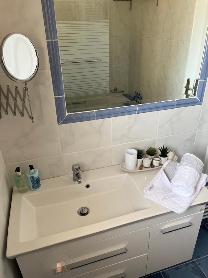 Ilion Air Host - Near Athens International Airport